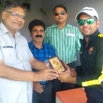 Siddarth Lohia received man of the match award from RK Jain