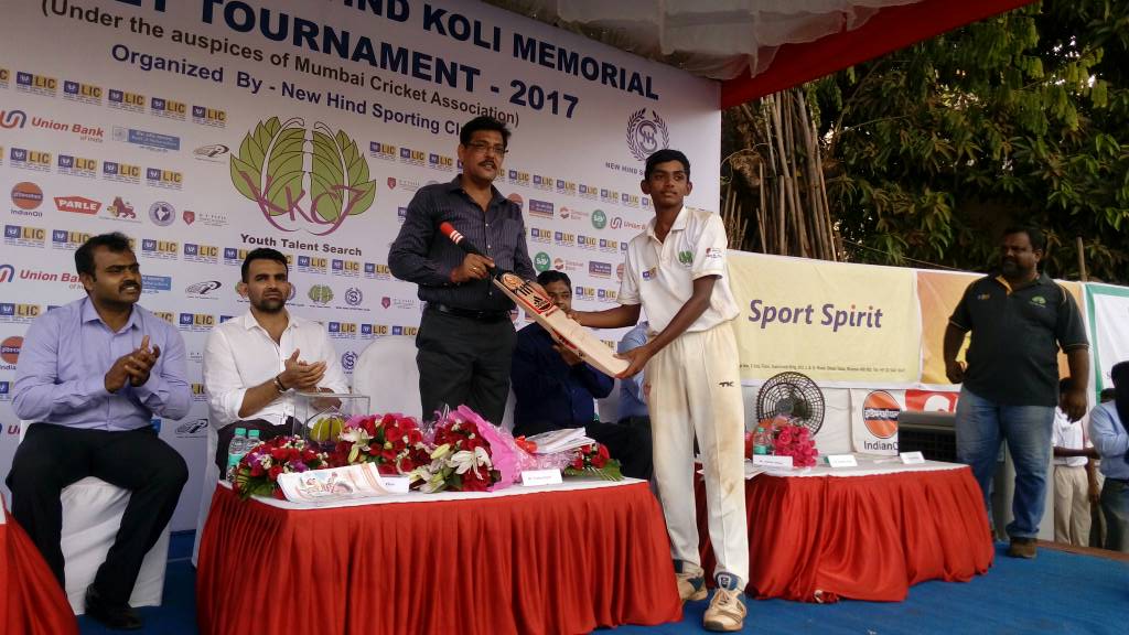 Vaibhav kamble winning special bat as Award which is signed by Sachin Tendulkar